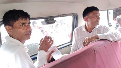 निगोही में सत्संग के बाद हिरासत में लिए आरोपी।