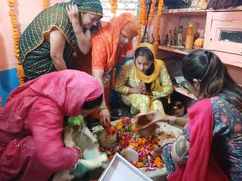 Crowds of devotees gathered to perform Jalabhishek in Shiva temples