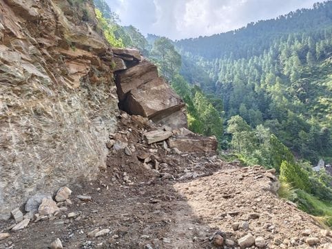 Chamola-Kangal road has been blocked for traffic for four days