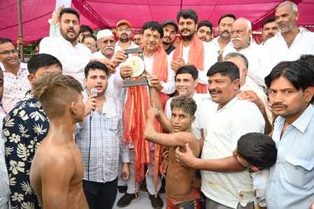 Wrestling competition started, Mansha won wrestling worth Rs 7100