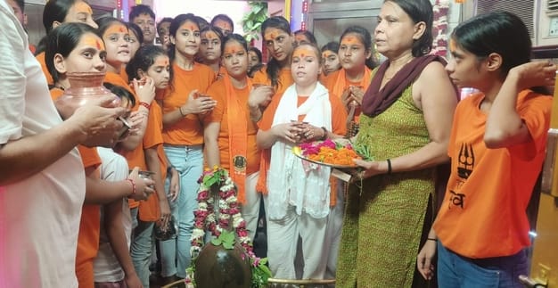 lady kanwadiya reached at Mahakal temple for worship