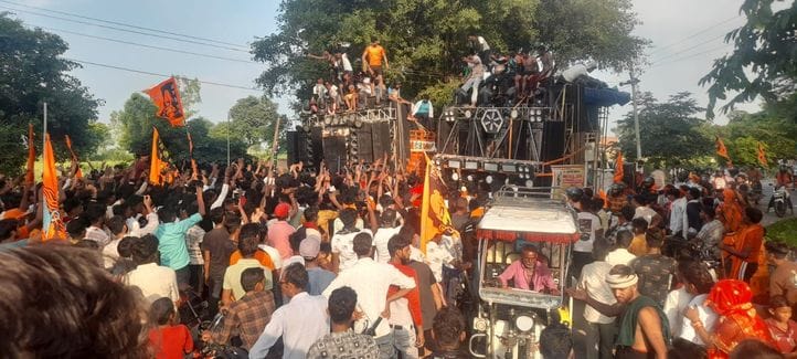 Two groups of Kanwadis clashed over DJ issue
