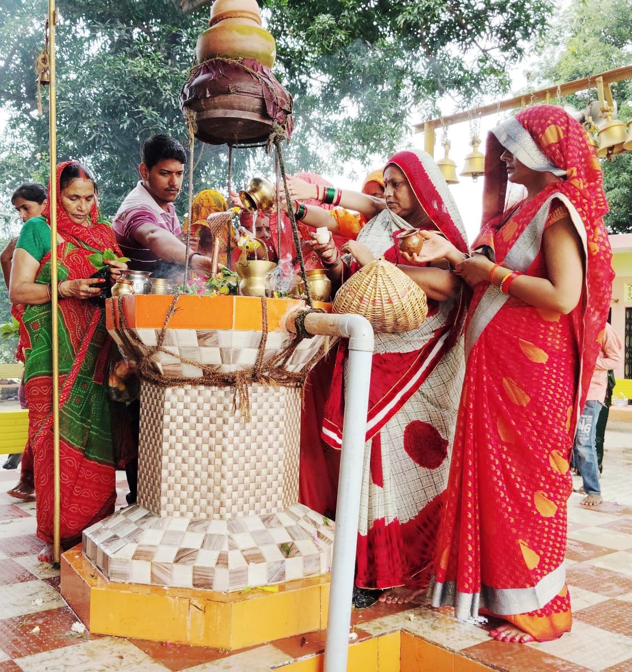 Shiva devotees took out Kanwar Yatra with singing and dancing