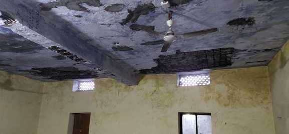 सिरोही। आबूरोड के लुनियापुरा सरकारी स्कूल में छत का प्लास्टर गिरा।