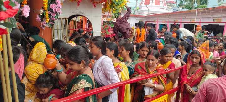 सावन की तीसरी सोमवारी पर सिंहेश्वरनाथ मंदिर में लगी भीड़