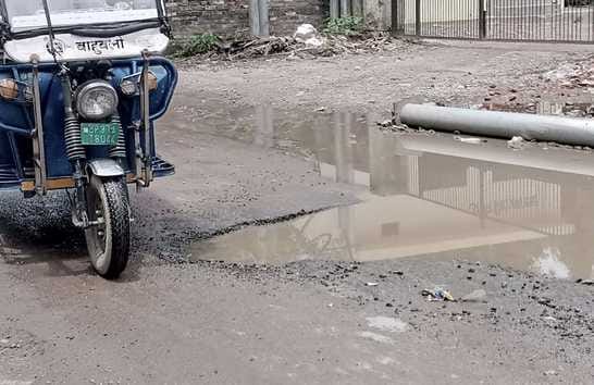 More than 150 potholes on a 1.5 km long road, traffic becomes a challenge