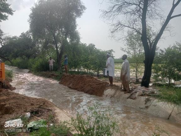 Crack in Khedi Minor, 10 acres of crop submerged, track repaired after two hours