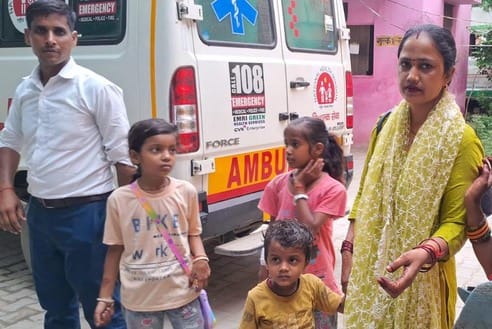 Nine Kanwariyas injured when e-rickshaws overturned and bikes slipped