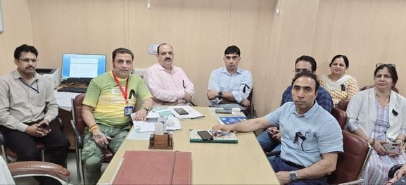 Doctors and health workers expressed their anger by wearing black badges in protest against geo-fencing