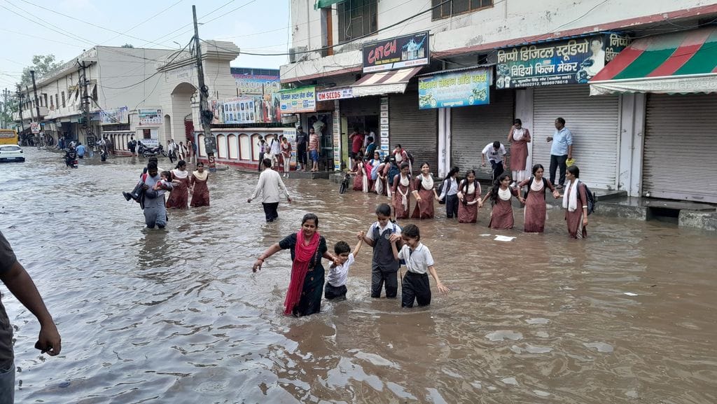 Half an hour of rain in Narwana submerged Old Court Road, vehicles stopped in the water