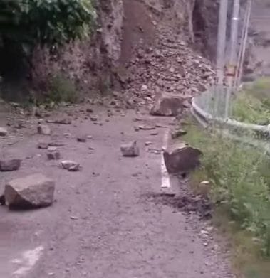 NH 305 blocked in Nimla due to landslide