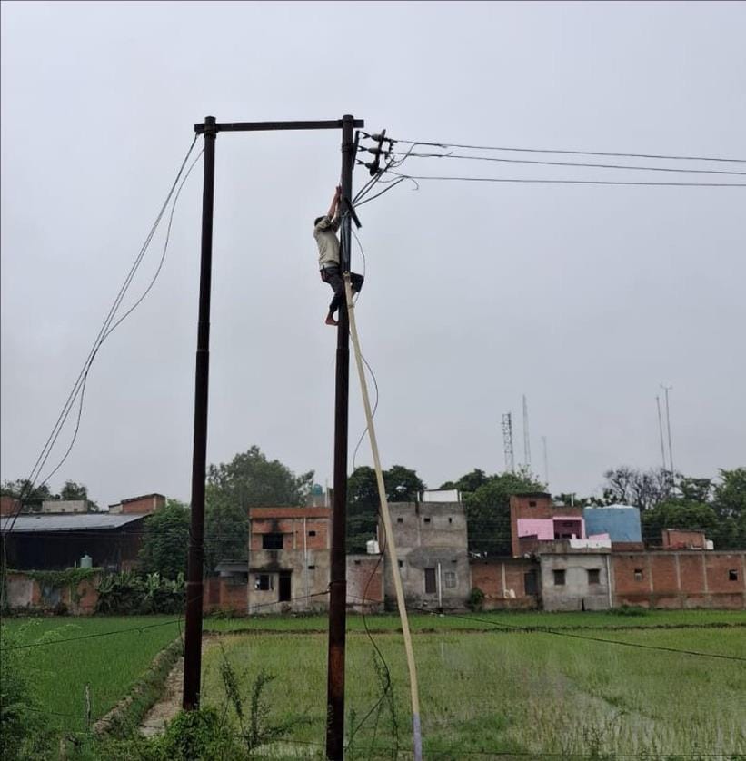 There was a power outage in the city for four hours, movement in rural areas was disrupted