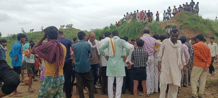 Hurt by her husband's scolding, the former chief's wife committed suicide and the husband also hanged himself