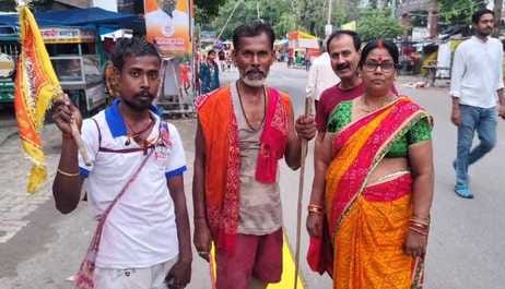 Muzaffarpur Bihar news :unique shiv pilgrim reach baba garib nath after 19 days of dand yatra