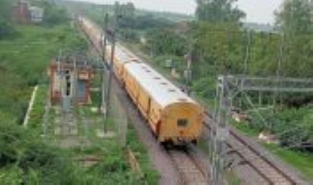 The train stopped on the way due to pressure drop