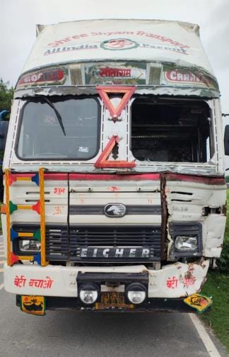 Tobacco and cigarette sacks found in the container, three smugglers also arrested