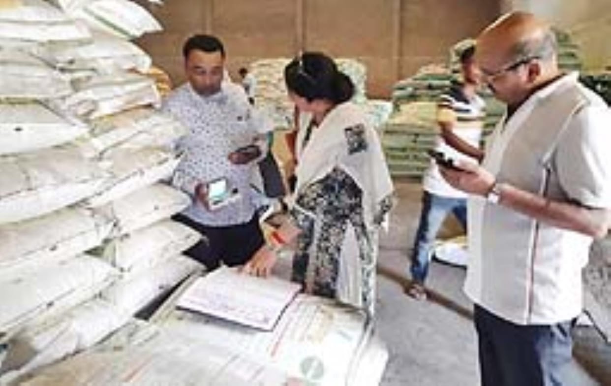 In Barwala, the Chief Minister's flying squad raided the fertilizer godown, irregularities were found in the fertilizer stock records, and the display board was also missing.