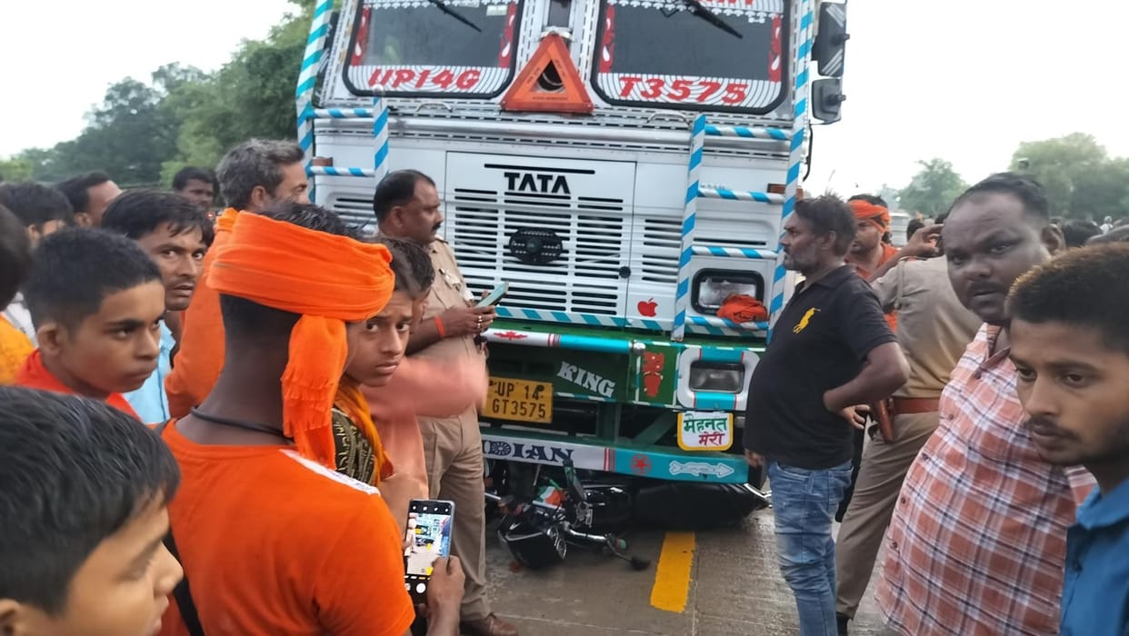 Bike rider father and son returning with Kanwad collided with a truck, injured