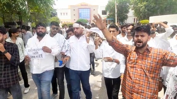 छात्रसंघ चुनाव बहाली की मांग को लेकर एनएसयूआई का प्रदर्शन