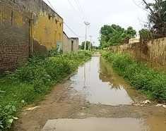 Villagers are troubled due to bad road from Gujrawas to Salimpur