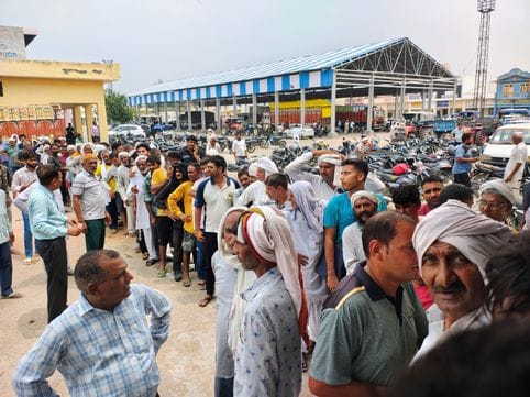 Farmers create ruckus over not getting urea, accuse of giving it to favourite