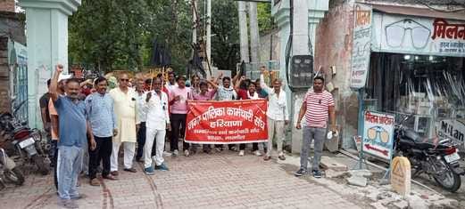 Employees of the Municipal Employees Union unit protested by wearing black badges