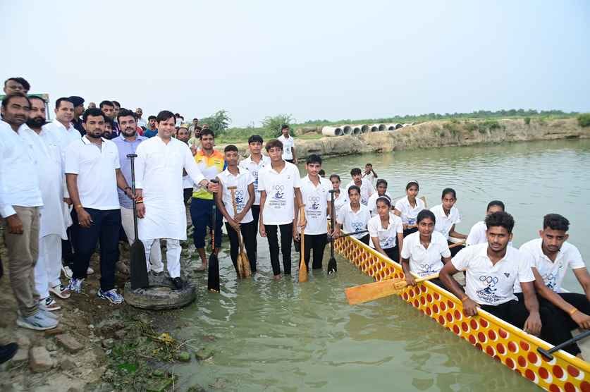 The Minister of State for Sports inspected the ancient pond