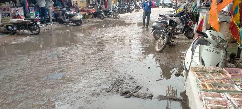 Dirty water filled on the roads in Shankar Market, shopkeepers face problems