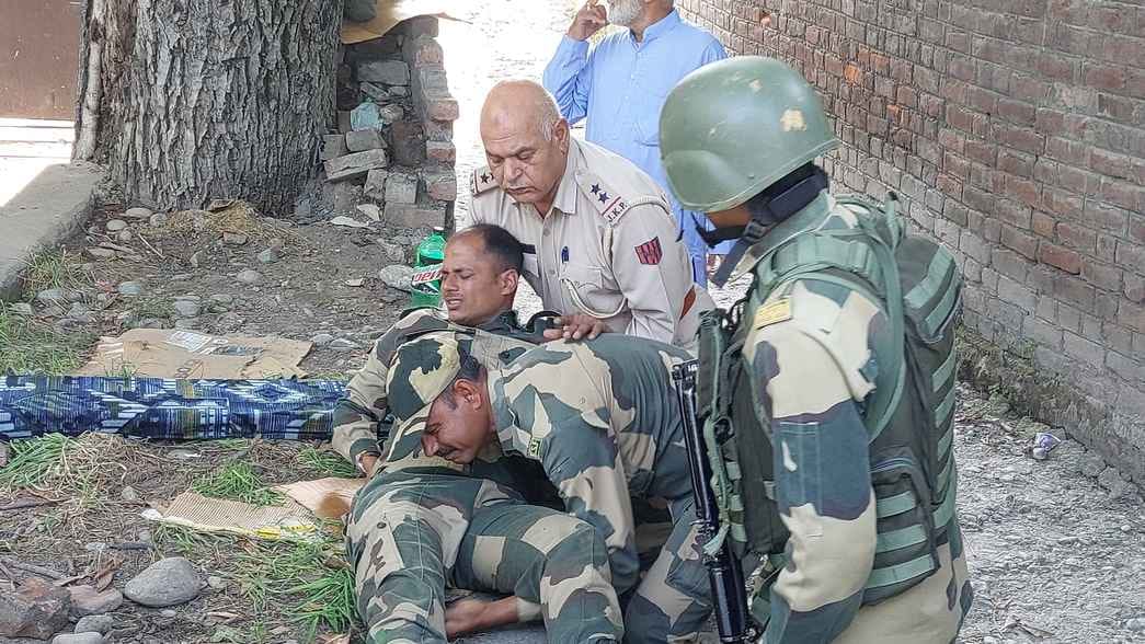 Bolero going from Ganderbal to Baltal overturned, two BSF soldiers injured
