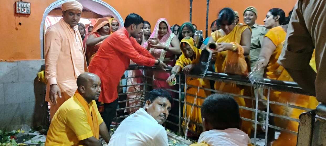 Devotees performed Jalabhishek, chants of Har Har Mahadev resonated