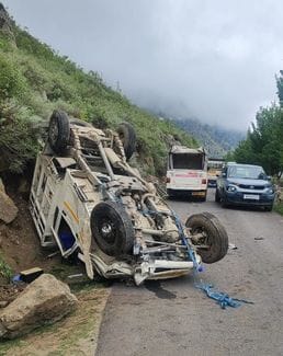 Pickup fell into a ditch on Tapri-Chagaon connecting road, three injured