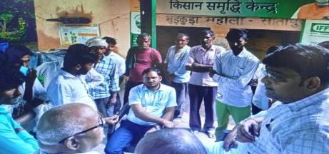 Seeing the Bhudkudra committee closed, the farmers sat on a dharna