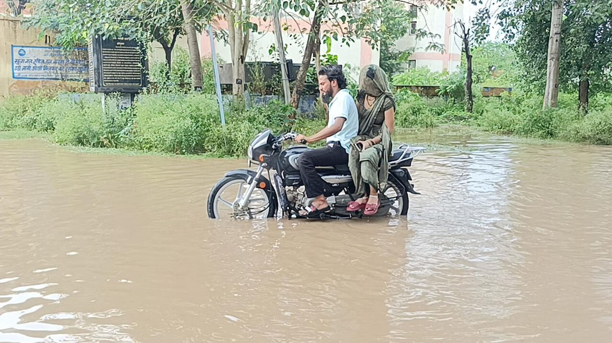 Kadma-Jhojhu road has become a pond, please drive carefully