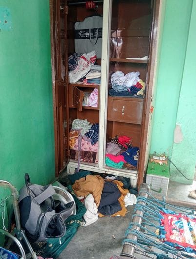 Entered the house and looted cash and jewellery at gunpoint