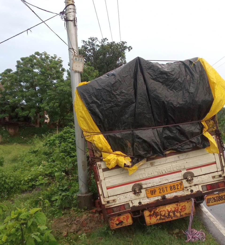 Truck collided with the pole, Shyamnath feeder remained closed for five hours
