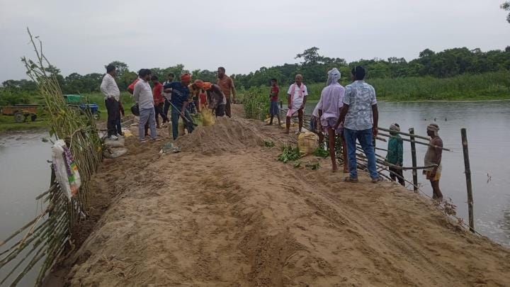 Villagers made a path on Rohua drain by doing voluntary labour