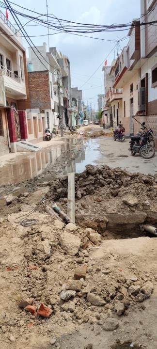 The development stream of Hansi flowed into the sewer overflow, and the broken sewer line increased the trouble.