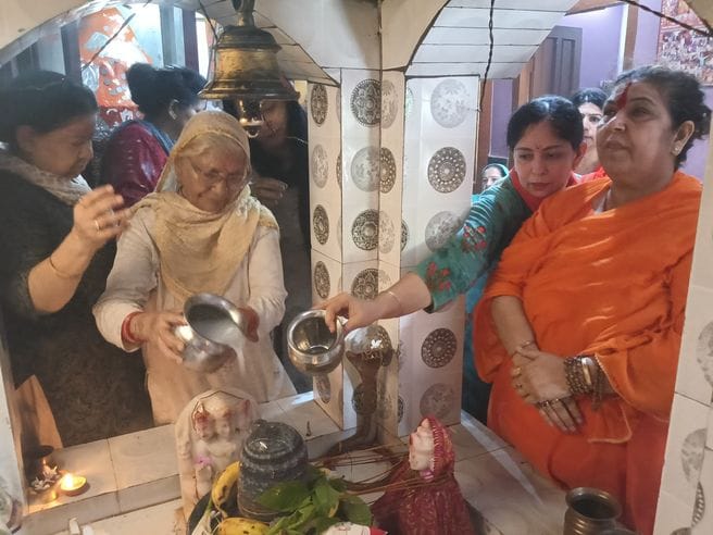 Jalabhishek was done on Shivling with the chanting of Bhole