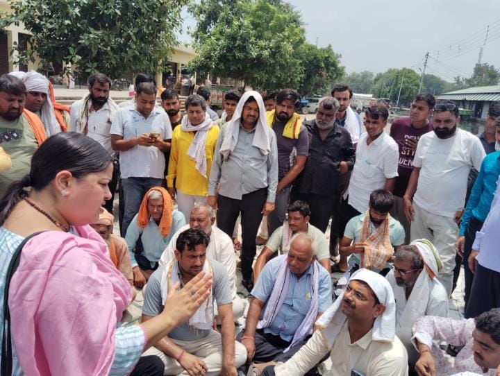 Sewer water reached the market, commission agents sat on strike