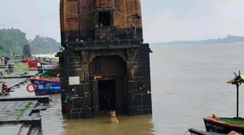 पानी में डूबे महेश्वर के घाट।