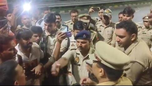 Stone pelting on truck, Kanwariyas clashed with police when stopped from vandalism, eight injured
