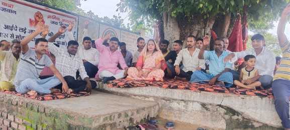 Anger erupted due to the poor condition of the road not being built, the villagers along with the angry district panchayat member started an indefinite protest