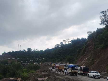 Four lanes became a problem amid heavy rains, long traffic jam in Bhali