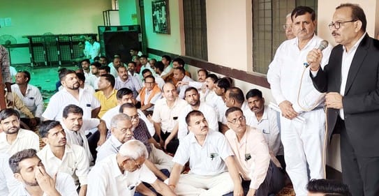 Lawyers' sit-in protest continues, former chairman extends support