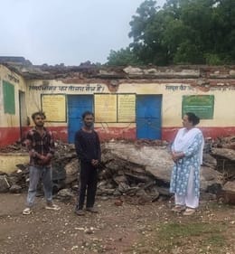 स्कूल भवन के बरामदे की छत गिरने के बाद मौके पर पहुंचीं जिला शिक्षा अधिकारी।
