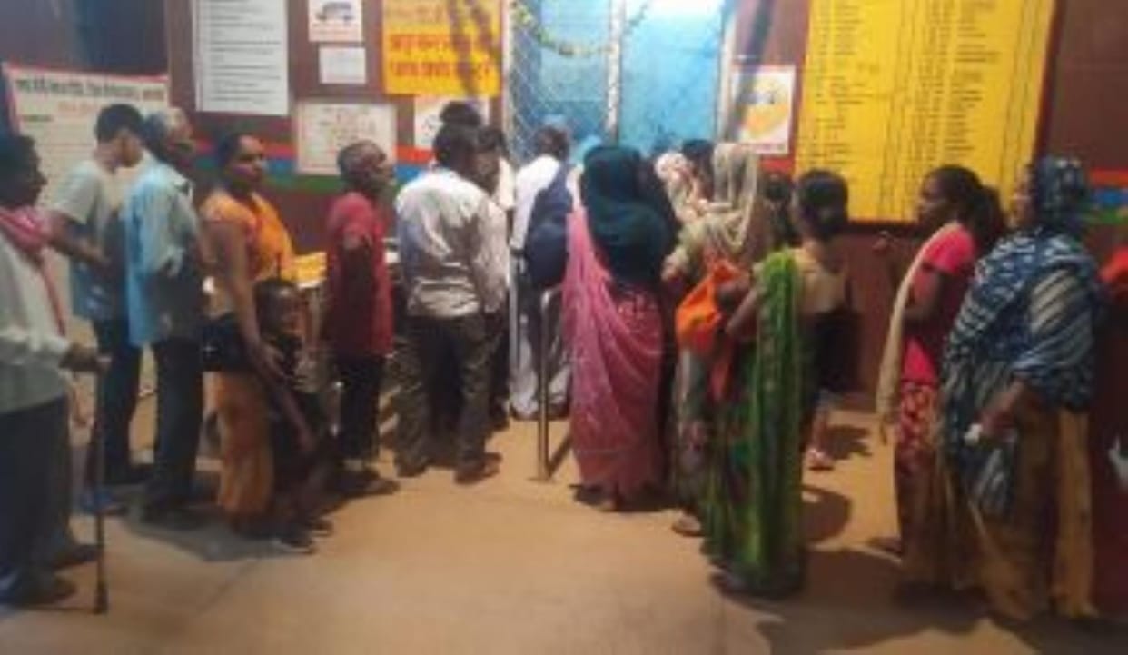 Crowd at district hospital, 1810 patients arrived