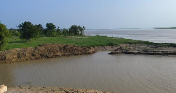 2.75 lakh cusecs of water released from barrages, people scared of the flood in Saryu