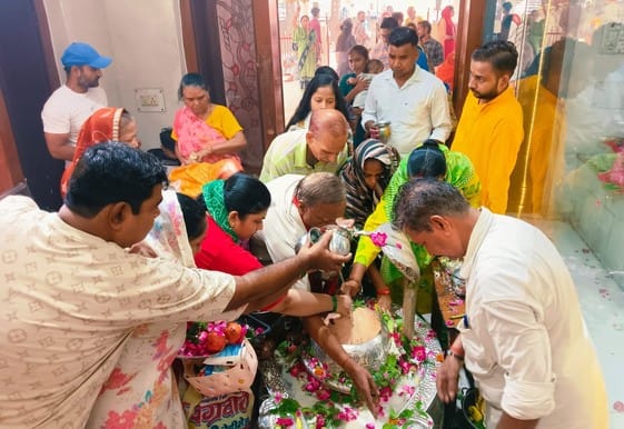 Shiva temple resounded with Har Har Mahadev, water was offered
