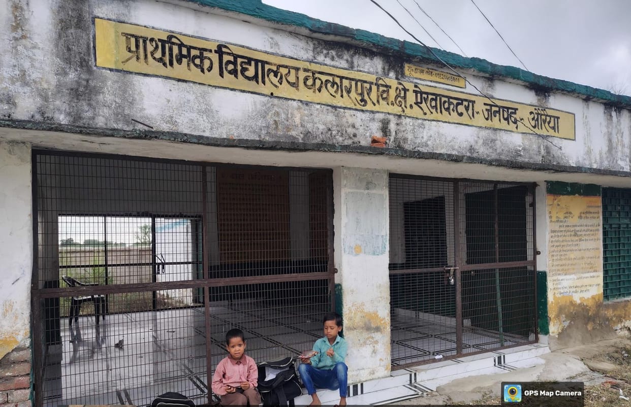 The school lock opened one hour late, children were sitting outside