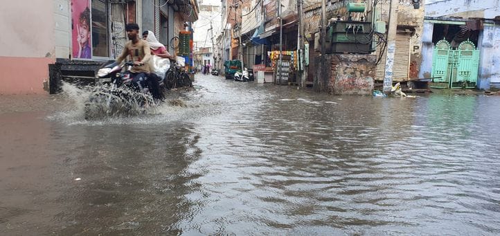 Humid morning, heavy rain in the afternoon flooded the roads